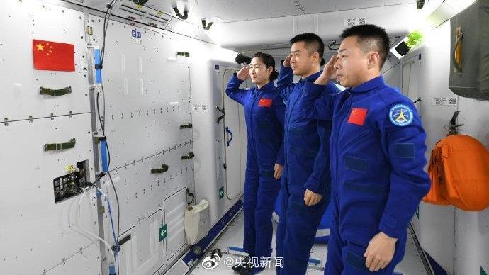 中国人首次在太空欢度国庆 神十四航天员发回国旗同框照