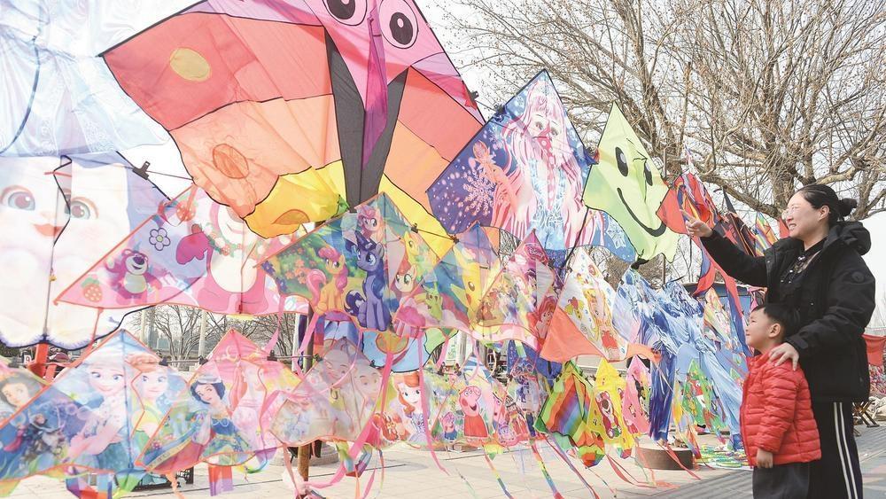 春风送暖 风筝热卖